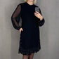 Damenkleid mit Rundhalsausschnitt, einfarbig und Strasssteinen